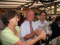 Mit einem Besuch in der FDP-Box auf der Rosenheimer Herbst-Wies'n am 13.9.2009 unterstützen MdB Max Stadler (Mitte) und Stadträtin Maria Klausner den Wahlkampf des Bundestagskandidaten Maximilian Leucht (rechts). Emanuel von Wesendonk (ganz rechts, nur 