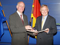 Dr. Max Stadler bei der Verleihung des Bundesverdienstkreuzes 2008