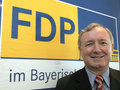 Dr. Max Stadler mit dem Logo der FDP Bayern